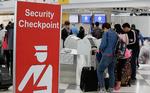 VENTEKAOS. I amerikanske lufthavne bliver ventetider på 2-3 timer i sikkerhedskontrollen en del af hverdagen sommeren over. Foto: Lauta Lauta/AP 