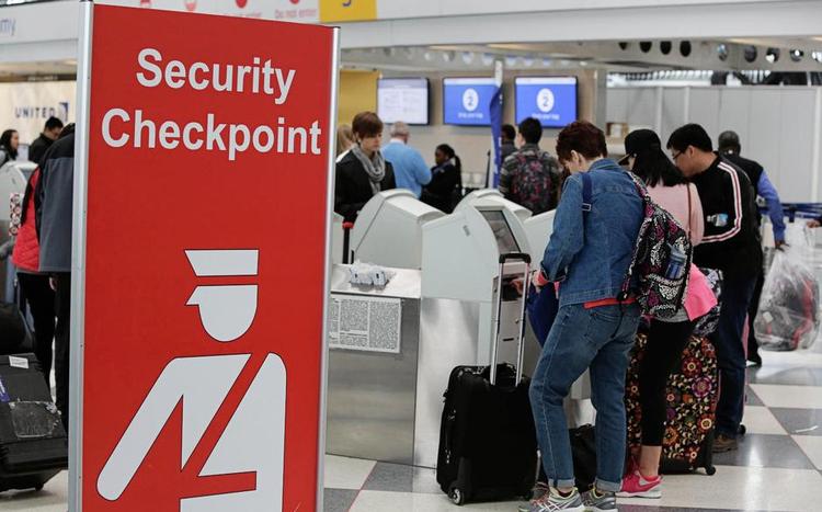 VENTEKAOS. I amerikanske lufthavne bliver ventetider på 2-3 timer i sikkerhedskontrollen en del af hverdagen sommeren over. Foto: Lauta Lauta/AP 