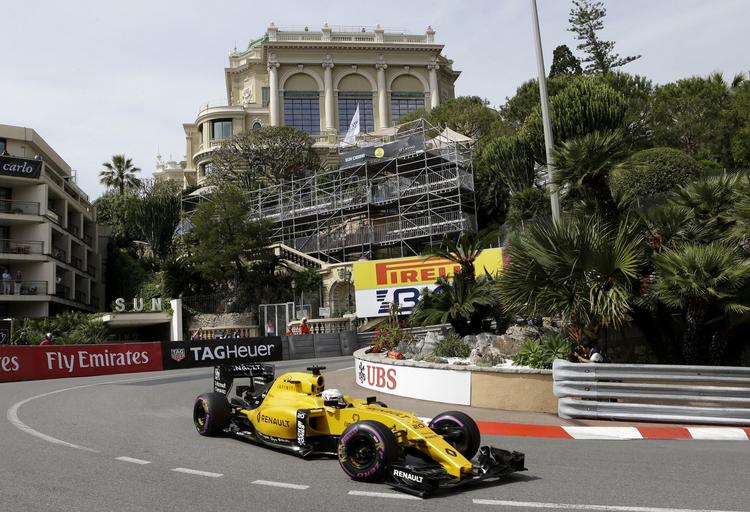 Race. Kevin Magnussen holdt tungen lige i munden på den lumske gadebane. 