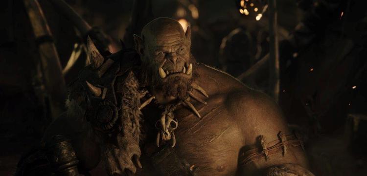 ORKBLUES. Selvom man er flere meter høj, lever af at kæmpe og har abnorme stødtænder, kan man godt deale med menneskelige problemer såsom kærlighedsbøvl. Det gør orkerne i Warcraft-filmatiseringen ihvertfald. Foto: Pressefoto 