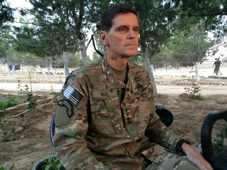 besøg. Den amerikanske general Joseph Votel har for første gang i de fem år, landet har været hærget af borgerkrig, vovet sig ind i Syrienl. 