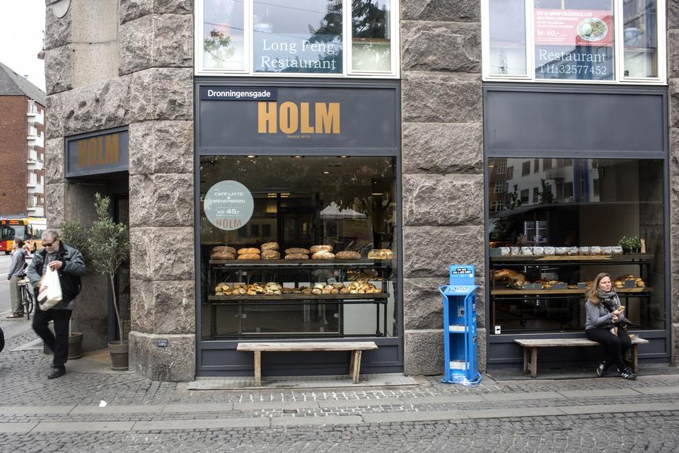 PRISBILLIG. Også hos Holms kan man købe kaffe, men kanelsneglsindekset holder sig på en flad 10'er. 
