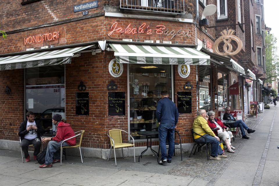 KLASSISK. Man skal en kilometer fra Christianstorv for at finde en gammeldags bager, Jacob's. Her er kanelsneglen røget op i 12 kroner, men man kan få 3 for 30. 