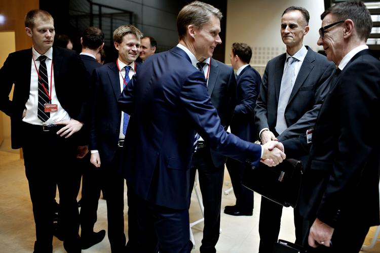 Forgyldt. Dong Energys administrerende direktør, Henrik Poulsen, kan med god grund være tilfreds med, at han benyttede sig af muligheden for at købe aktier i Dong for to og et halvt år siden. Beslutningen resulterer i en kæmpegevinst for ham og de øvrige ansatte, der investerede. 