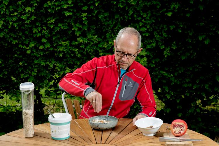 KALORIELET. Peter Hyldahl spiser skyr til morgenmad, fordi han synes, det er nemt og sparer kalorier i forhold til en klassisk mælk og havregryn. 