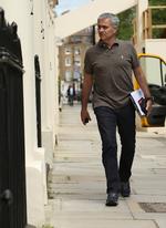 afslappet. José Mourinho blev boende i London efter fyringen i Chelsea for et halvt år siden. Men engelske medier har ikke fået kontroversielle kommentarer ud af at følge portugiseren på indkøb i Londons gader. 