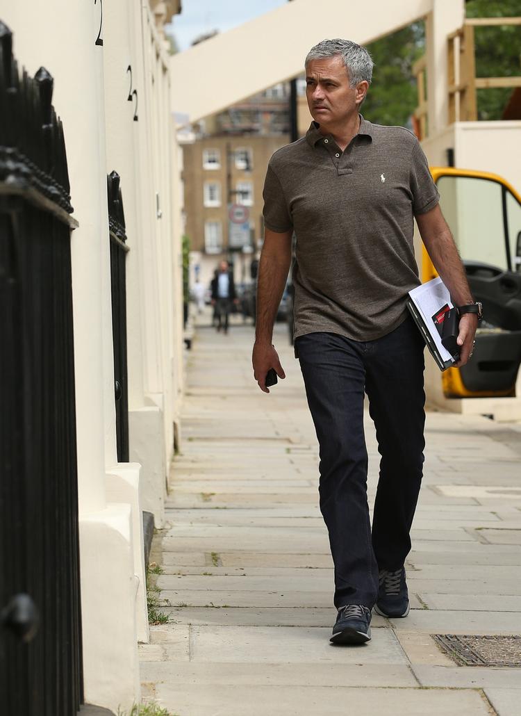 afslappet. José Mourinho blev boende i London efter fyringen i Chelsea for et halvt år siden. Men engelske medier har ikke fået kontroversielle kommentarer ud af at følge portugiseren på indkøb i Londons gader. 