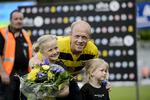 TILLYKKE. Døtrene Filippa (tv) og Emma-Mai var på banen for at lykønske farmand, da han satte kamprekord i Superligaen. 