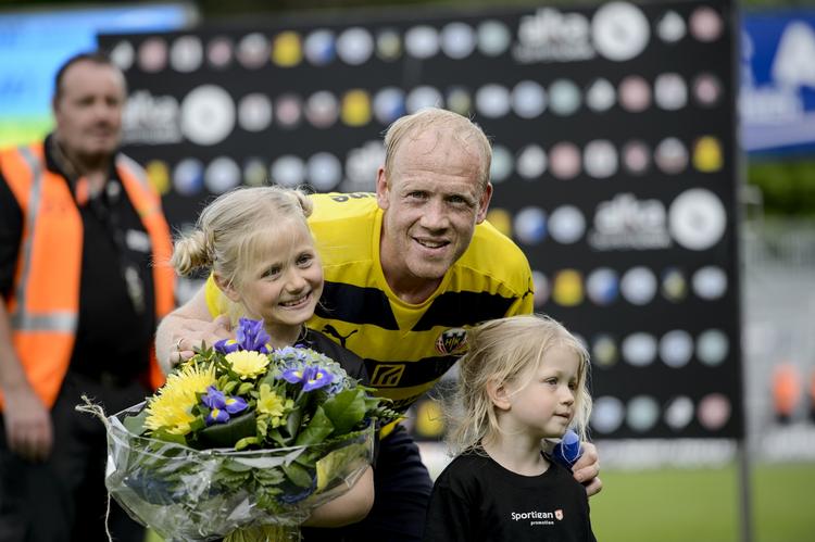 TILLYKKE. Døtrene Filippa (tv) og Emma-Mai var på banen for at lykønske farmand, da han satte kamprekord i Superligaen. 