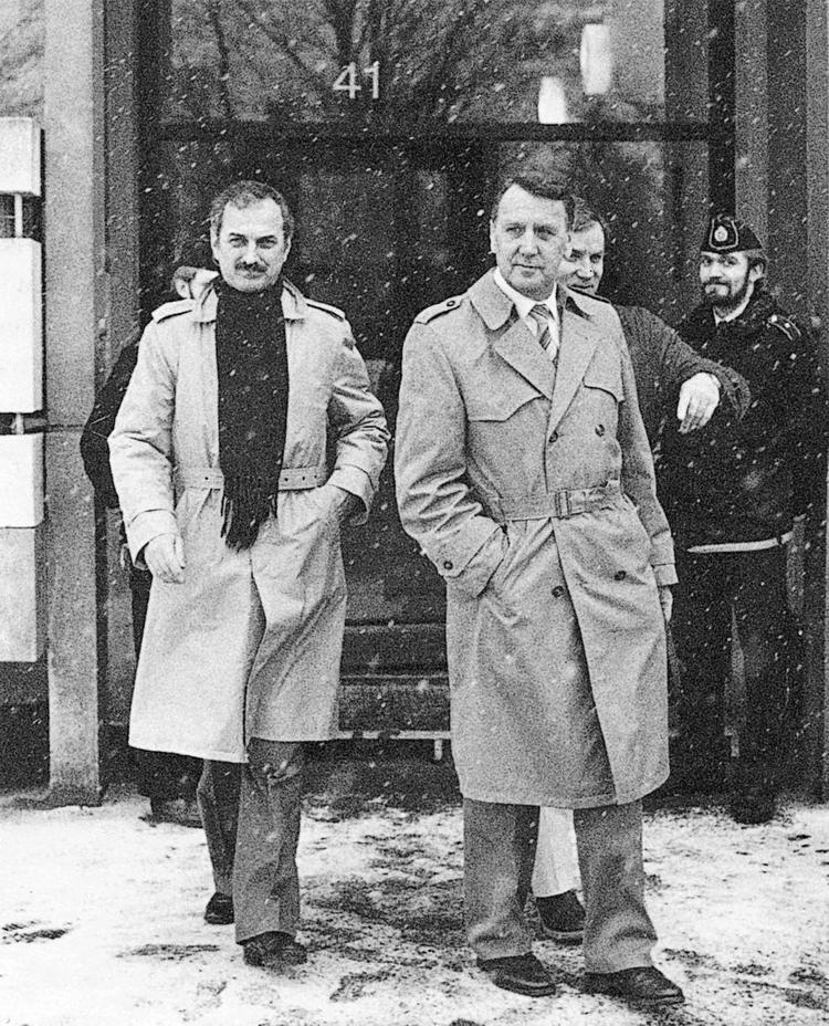 Uopklaret. Den frugtesløse efterforskning af en række kvindemord i begyndelsen af 1990'ernes påvirkede chefen for Københavns Politis drabsafdeling, Wolmer Petersen (th.) dybt, kan man læse i bogen. 