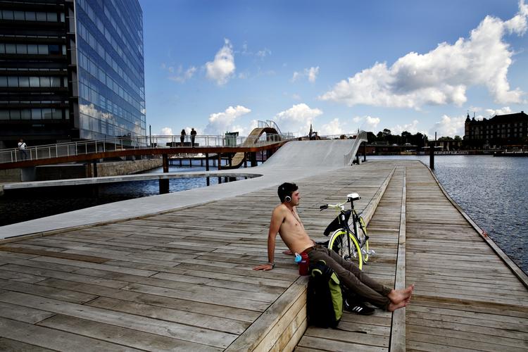 bølgen. Vores byrum bliver hele tiden bedre - se bare Vester Voldgade, Bølgen ved Kalvebod Brygge (billedet) og masser af små pladser rundt om i byen. Men hvor er de byrum, der tager hensyn til de ældre? 