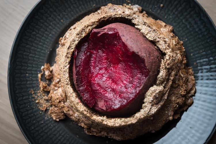 Sådan har de aldrig fået den før. En simpel rødbede er blevet det store samtalemne på Claus Meyers New Yorker restaurant, Agern. 
