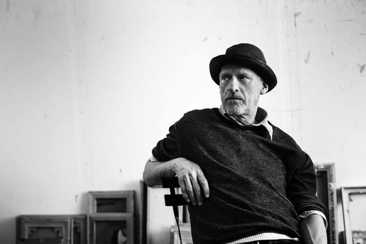 Kulturforbrugeren. Knud Odde har en fortid som bassist og snagskriver i Sort Sol. Er oprindeligt uddannet ved forskningsbibliotekterne. 