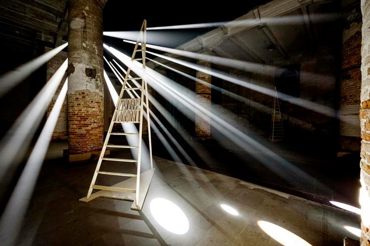 Magisk. Som en illustration til et projekt af Jean Nouvel, der skal opføres under den rigelige sol i Abu Dhabi, har det tyske ingeniørfirma Transsolar bygget et magisk rum på biennalen, hvor 'solstriber' står skråt ind. 