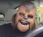 SMITTENDE. Lattermaskinen Candace Payne har lavet den mest sete Facebook Live-video nogensinde ved blot at grine ud til verden inde fra en Chewbacca-maske (Foto: Facebook/Candace Payne). 