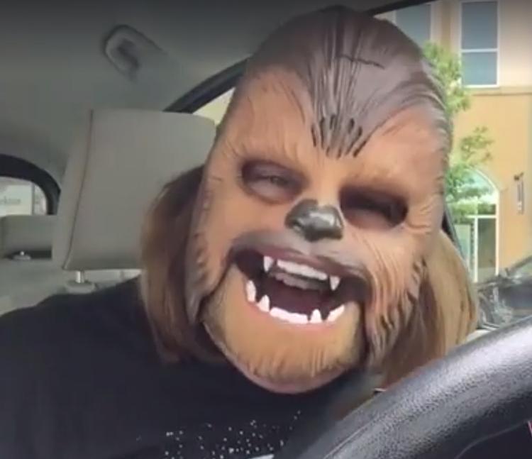 SMITTENDE. Lattermaskinen Candace Payne har lavet den mest sete Facebook Live-video nogensinde ved blot at grine ud til verden inde fra en Chewbacca-maske (Foto: Facebook/Candace Payne). 