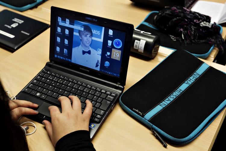 Overvej. Det er vigtigt, at skolerne får lavet regler om, hvordan Forældreintra skal bruges, så ikke vigtige beskeder, drukner i kommunikation, der ikke har noget med skolen at gøre, lyder det fra både lærere og forældre. 