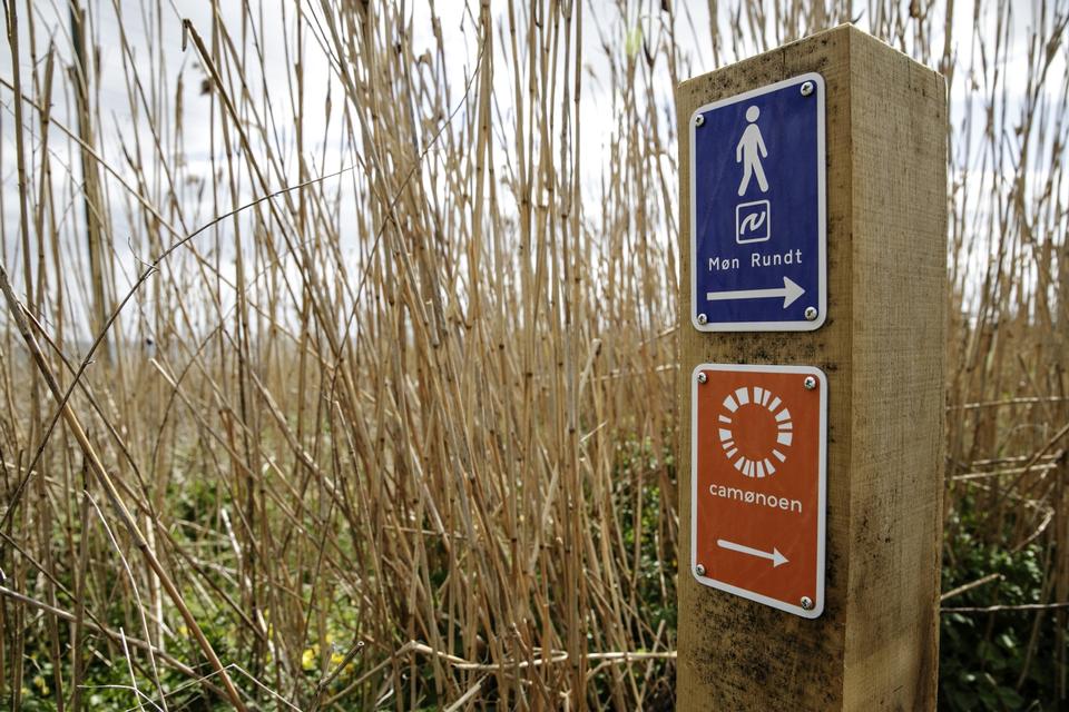 Fodtusser. Unesco-stemplet i sig selv forventes at trække en stor del naturglade turister til Møn. Allerede nu kan vandrere gå 'Camønoen', som er 175 km vandrestier på Møn, Nyord og Bogø. Stien er skiltet med orange og åbner officielt i juni måned. 