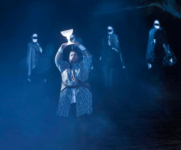 POWERDRIK. I Jokum Rohdes antiheltebud på ridderlegenden bliver Nicolas Bro som Kong Arthur til en rablende detroniseret mand, og den gral, han hæver i triumf, viser sig at være en stor svamp. 