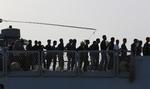 ANKOMST. Migranter, der er samlet op på Middelhavet af det italienske orlogsskib 'Bettica' går fra borde i Porto Empedocle på Sicilien. 