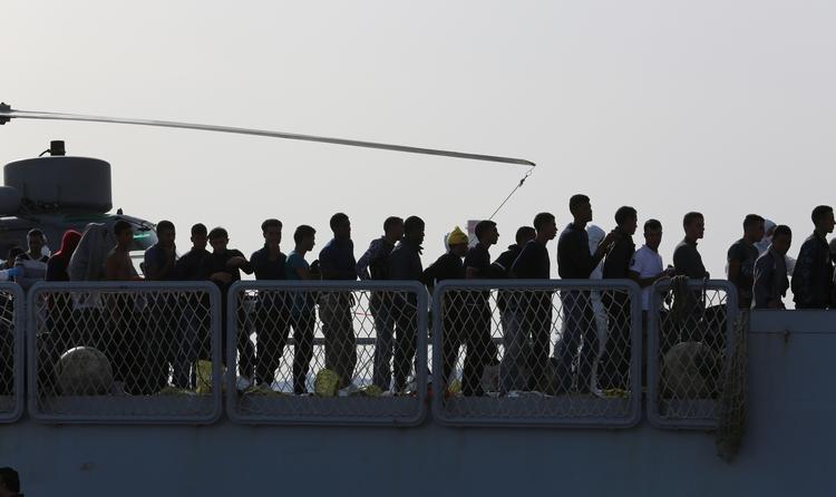 ANKOMST. Migranter, der er samlet op på Middelhavet af det italienske orlogsskib 'Bettica' går fra borde i Porto Empedocle på Sicilien. 