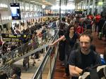 KØ. Passagererne står i en kø, der begynder allerede nede i terminalens ankomsthal og slanger sig i flere lag frem mod sikkerhedskontrollen. 