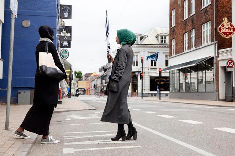 Afsted. Ayaan Ahmed (tv.) og Nada Musse (th.) står på Vindegade ikke langt fra stedet, hvor begivenheden indtraf, som de har anmeldt som en hadforbrydelse. 