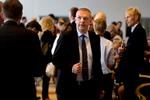 Stilhed. Forhenværende finansminister Bjarne Corydon talte i går på en konference om udlicitering af statens opgaver og offentlig konkurrence. Han ville ikke tale om politik og slet ikke om Dong. Som han sagde i indledningen til tilhørerne: »Det her bliver som at se en lettere overvægtig Ingemar Stenmark (berømt svensk skiløber, red.) løbe ned mellem portene og forsøge at undgå at støde ind i noget der handler om politik«. 