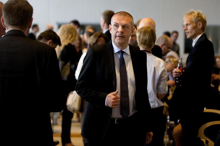 Stilhed. Forhenværende finansminister Bjarne Corydon talte i går på en konference om udlicitering af statens opgaver og offentlig konkurrence. Han ville ikke tale om politik og slet ikke om Dong. Som han sagde i indledningen til tilhørerne: »Det her bliver som at se en lettere overvægtig Ingemar Stenmark (berømt svensk skiløber, red.) løbe ned mellem portene og forsøge at undgå at støde ind i noget der handler om politik«. 