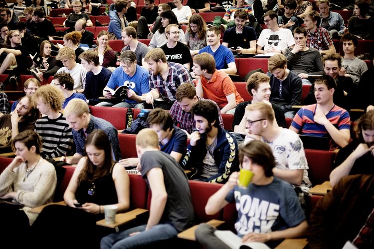 Uddannelsesstøtte. Et bredt flertal af befolkningen mener ikke, at der skal skære i SU'en. Arkivfoto 