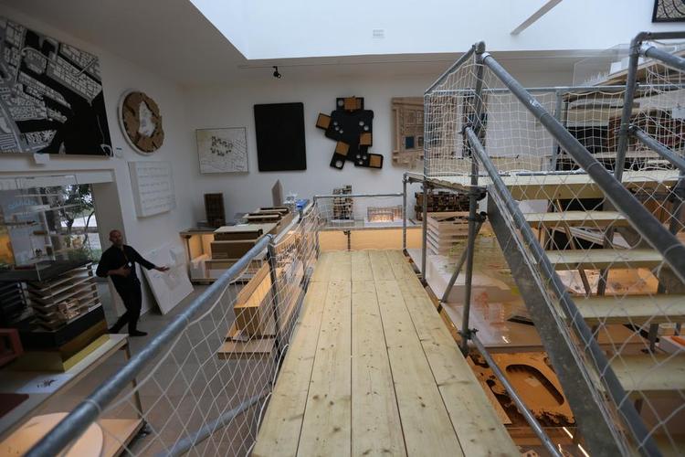 Ophøjet. Et stillads er rejst inde i pavillonen for at gøre plads til de 130 arkitekturmodeller. 