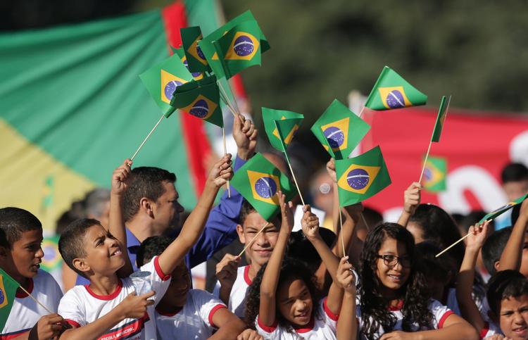 OL-flamme. Den olympiske ild ankom til Brasilien for nogle uger siden og blev hilst af unge ved et ceremoni. Den er nu på vej rundt i det store land. 
