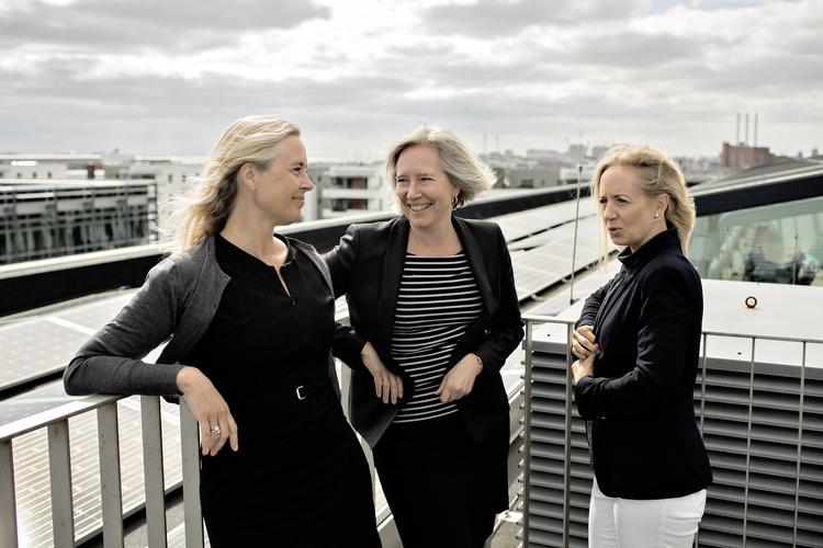 ROBUSTE. Majken Johansen (tv), Charlotte Mark (midt) og Charlotte Dalgas (th) er blandt de få kvinder, der tager beslutninger om, hvilke virksomheder, pensionskassen Sampension skal investere i. Man må være robust og i stand til at være uenig uden at tage det personligt, siger de. 
