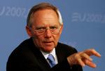 Stålhård. Med sine 74 år er Wolfgang Schäuble en af verdens mest erfarne politikere. Han falder hverken for lette løsninger, hurtige svar eller tomme tricks. 