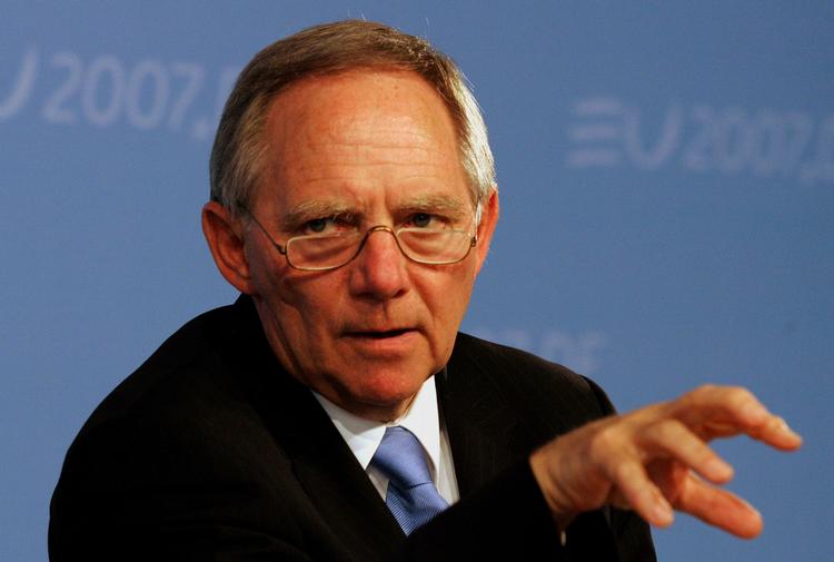Stålhård. Med sine 74 år er Wolfgang Schäuble en af verdens mest erfarne politikere. Han falder hverken for lette løsninger, hurtige svar eller tomme tricks. 