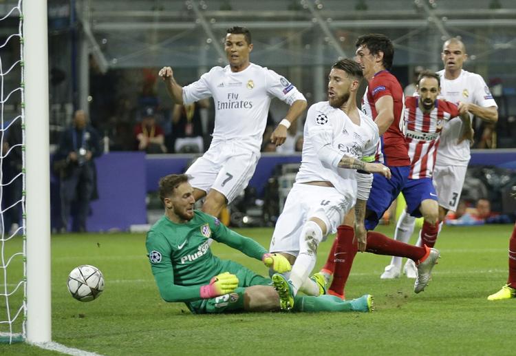1-0. Sergio Ramos fik bolden ind bage Atlético-målmand Jan Oblak to gange - Ramos scorede nemlig også i straffesparkskonkurrencen. 