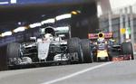 Duel. Daniel Ricciardo jagter Lewis Hamilton efter sit mislykkede pitstop, men australieren kunne ikke komme forbi. 