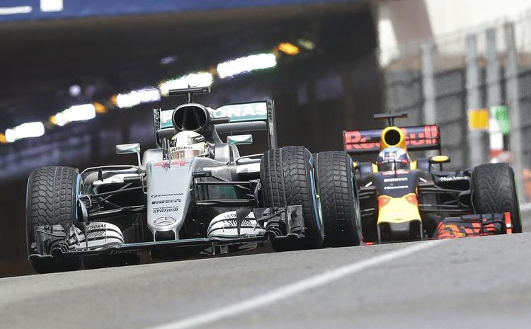 Duel. Daniel Ricciardo jagter Lewis Hamilton efter sit mislykkede pitstop, men australieren kunne ikke komme forbi. 