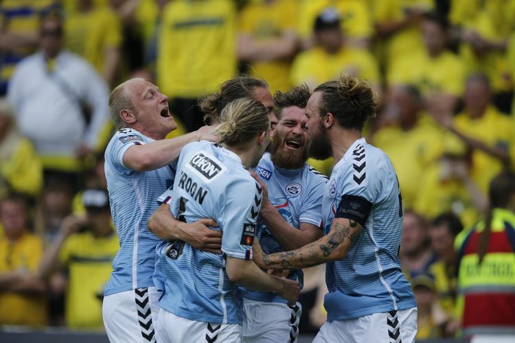 SØLVJUBEL. To scoringer af Nicolaj Madsen sikrede Sønderjyske sæsonens 19. sejr - og den anden over Brøndby. 