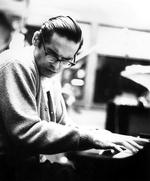 Stilskabende. Pianisten Bill Evans i 1960. Nu udkommer studieindspilninger fra slutningen af årtiet med en trio, der ud over Evans bestod af bassisten Eddie Gomez og trommeslageren Jack DeJohnette. Indspilningerne giver et indblik i Evans' arbejde med trioen i en ellers underbelyst periode. Foto: Rue des Archives. 