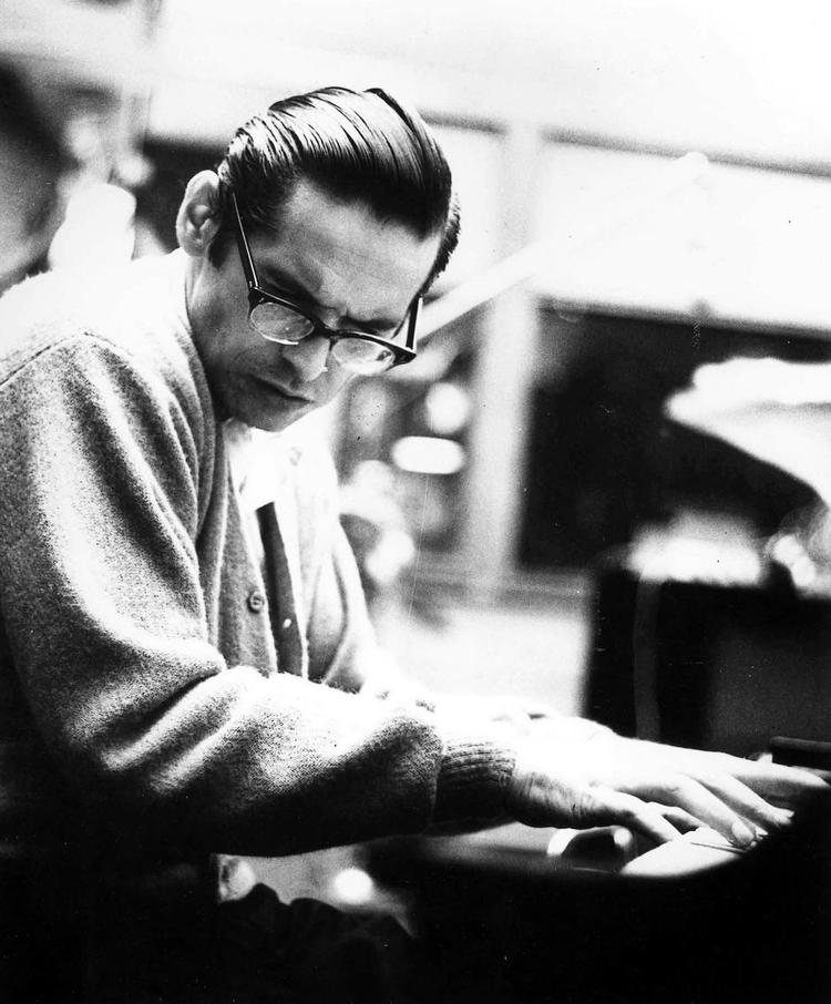 Stilskabende. Pianisten Bill Evans i 1960. Nu udkommer studieindspilninger fra slutningen af årtiet med en trio, der ud over Evans bestod af bassisten Eddie Gomez og trommeslageren Jack DeJohnette. Indspilningerne giver et indblik i Evans' arbejde med trioen i en ellers underbelyst periode. Foto: Rue des Archives. 