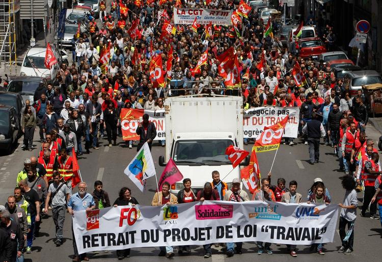 Utilfredshed. Overalt i Frankrig har der i løbet af den seneste måned været arrangeret demonstrationer imod en ny arbejdsmarkedslov. Denne demonstration foregik i Marseille i midten af maj. 