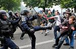 Protest. I torsdags i Paris kæmpede politi mod demonstranter, som protesterer mod regeringens planer om arbejdsmarkedsreform. 