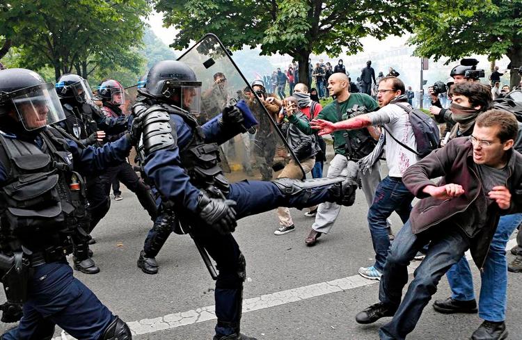 Protest. I torsdags i Paris kæmpede politi mod demonstranter, som protesterer mod regeringens planer om arbejdsmarkedsreform. 