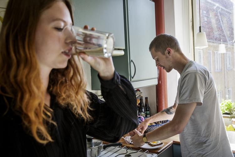 DELEBOLIG. Nanna Møller Jensen på 21 år hænger ud i køkkenet med sin roomie Christoffer Torp Vestergaard. Han lejer et værelse i den lejlighed, som Nanna og hendes kæreste lejer af en bekendt. 