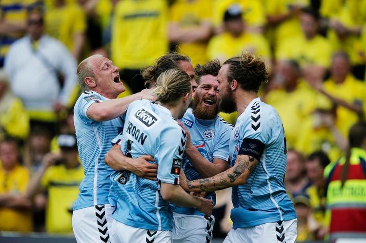 sølvjubel. Sønderjyske klarede selv paragrafferne på Brøndby stadion med en sejr - og sikrede sig andenpladsen. 