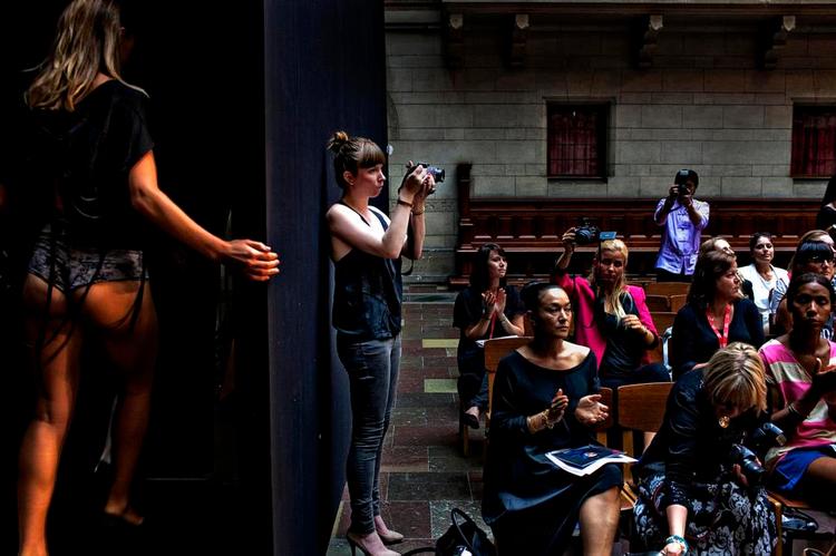 Traditionelle modemedier taber terræn og penge i den digitale udvikling. Det vil fortsætte, mener to af branchens markante aktører, magasinmanden Imran Amed og journalisten Suzy Menkes. Alligevel tror de på en fremtid med fysiske nichemagasiner. (arkivfoto) 