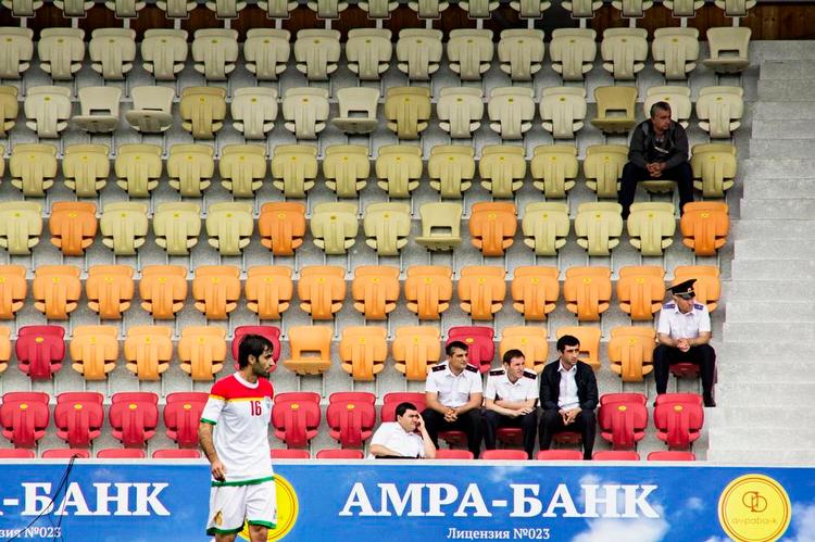 Der var mange tomme sæder, da Kurdistan slog Szeklerlandet 3-0. Men senere søndag var der betydeligt flere tilskuere på Dinamo Stadion i Sukhumi, da Abkhasien vandt 9-0 over Chagos-øerne. 