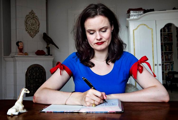 SKRIBØSE. Leonora Christina Skov i klassisk positur. Foto: Jacob Ehrbahn 