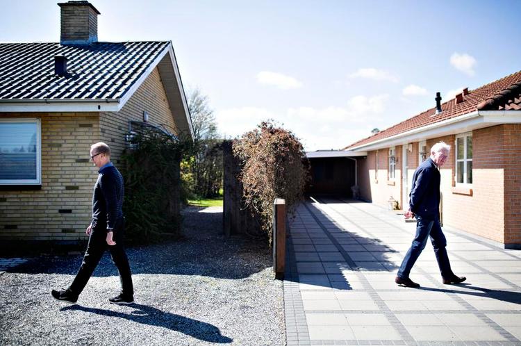 Utilfredse. Henrik Johansen (tv.) og Asger Lauenborg bor side om side på Spættevej i Solrød. Ejendomsvurderingerne svinger voldsomt i kvarteret, og de to naboer hører til dem, der har mistet tilliden til Skat. Og vil klage. 